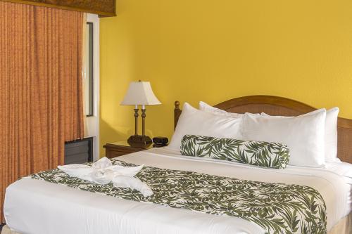 Makai Club Resort Cottage guest bedroom