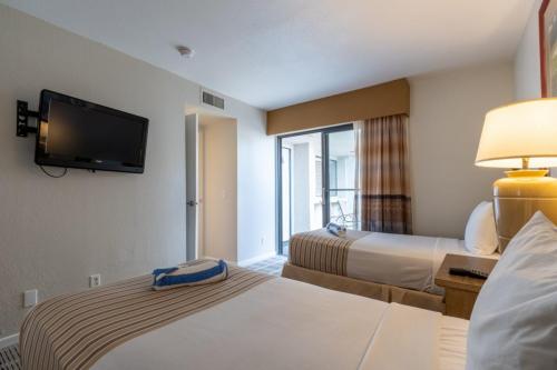 Vista_Mirage_Resort_2bd_guest_bedroom_doubles_2021_7