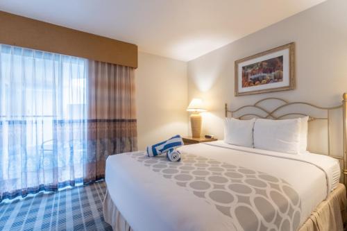 Vista Mirage Resort 2bd guest bedroom queen 2021 3