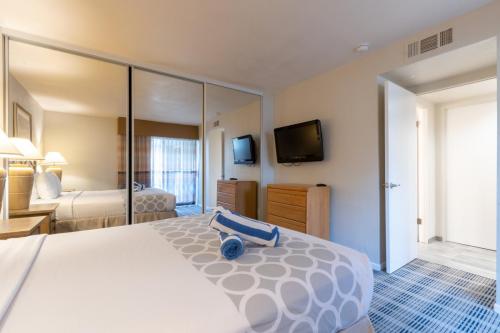 Vista Mirage Resort 2bd guest bedroom queen 2021 5